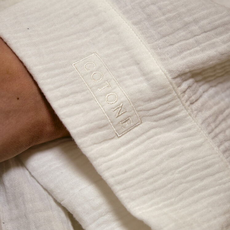 Cotone Collection Robe in Milk - Closeup view. Cotone Collection Design Features. Pyjamas with a thoughtful design. Take a look at our design features, all with your extreme comfort in mind!