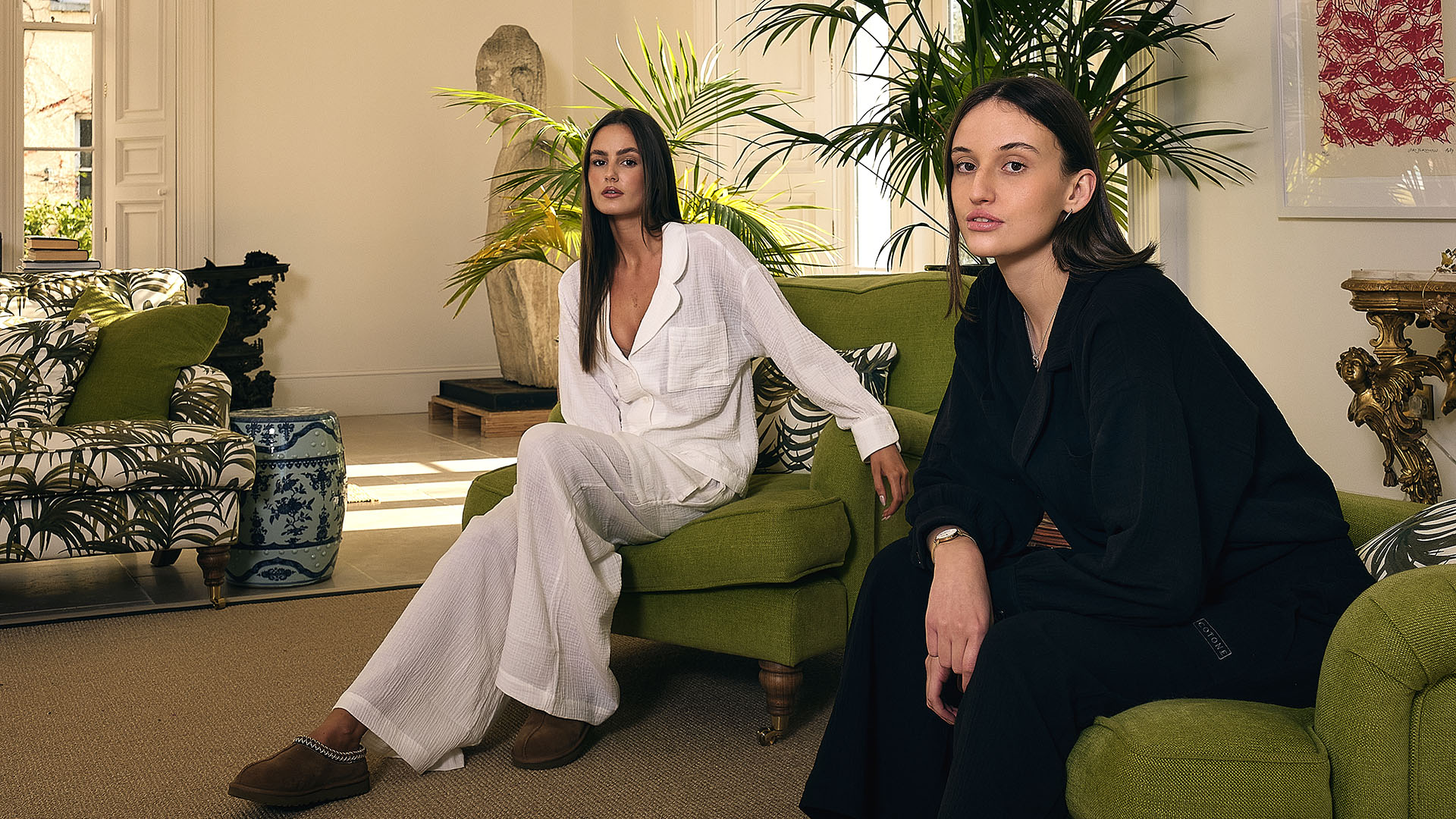 Two women in milk and black pyjamas - Cotone Collection